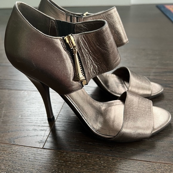 GUCCI Metallic Strap 4” Heels Size 36.5 - Picture 5 of 14